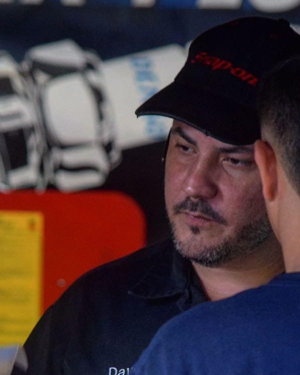 David Vázquez, dueño de 1477 Auto Car Care, en el taller con su equipo